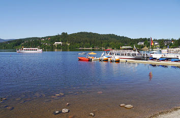 Titisee mit Ausflugsschiff und Bootsverleih