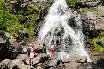 Am Fuß des Todtnauer Wasserfalls