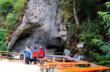 Vor der Wimsener Höhle