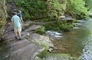 Schluchtensteig an einem Felsen der Wutach