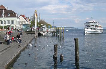 Bodensee-Promenade in Überlingen mit Ausflugsschiff
