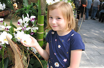 Orchidee und Mädchen: Gewächshaus Insel Mainau