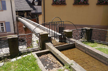 Holztrog und Wassermühle in Gengenbach