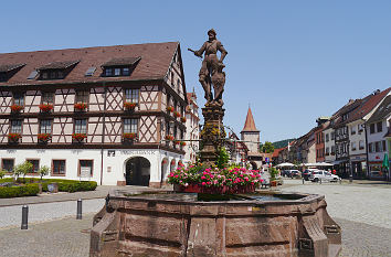 Rathausplatz Gengenbach mit Marktbrunnen und Obertor