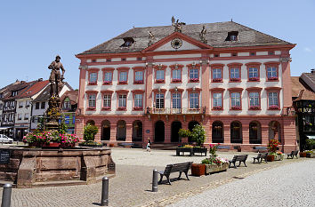 Rathausplatz Gengenbach mit Brunnen und Rathaus