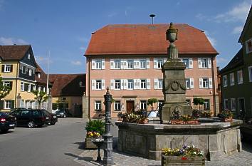 Rathaus und Vierröhrenbrunnen in Kirchberg an der Jagst