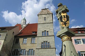 Brunnenfigur und Rathaus Überlingen