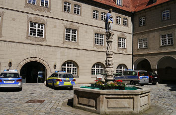 Neuer Bau und Hildegardbrunnen