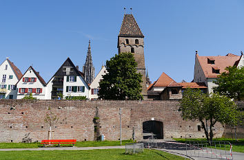 Ulm Donauufer mit Stadtmauer und Metzgerturm