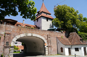 Reihenhäuschen, Stadtmauer und Zundelturm