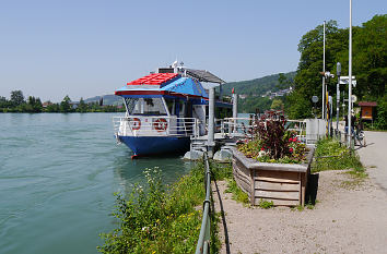 Rheinpromenade mit Ausflugsschiff in Waldshut