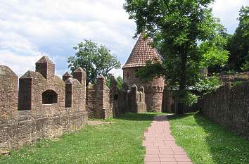 Äußere Burgmauer mit Holderturm