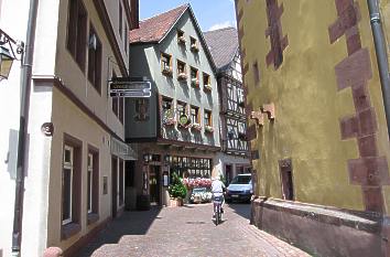 Gasse an der Stiftskirche in Wertheim