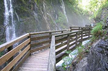 Wimbachklamm: Steg am Felsen