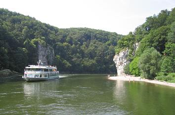 Ausflugsschiff im Donaudurchbruch