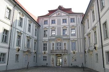 Ehrenhof Schloss Hirschberg