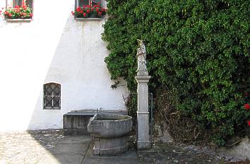 Hof mit Brunnen im Kloster Höglwörth