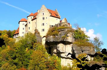 Burg Rabenstein mit Felsen