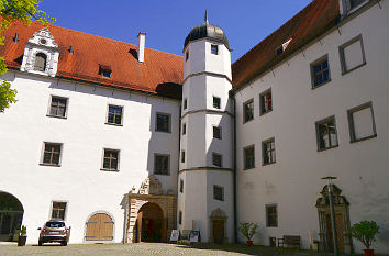 Innenhof Schloss Höchstädt mit Treppenturm