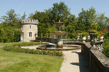 Schlosshof Rosenau mit Brunnen und Turm