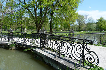 Brücke mit schmiedeeisernem Geländer Schlossgarten Oberschleißheim