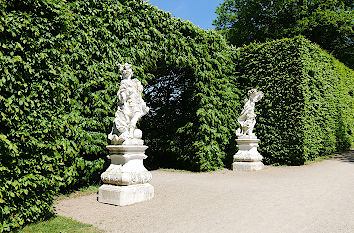 Hecken und Skulpturen Schloss Seehof