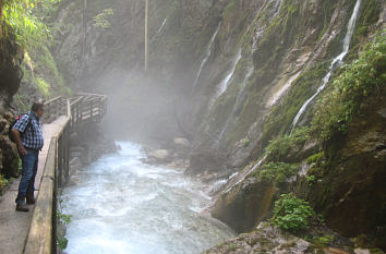 Tobendes Wasser in der Schlucht