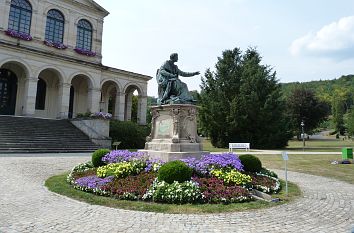 Ludwig I. vor Kursaalgebäude Staatsbad Brückenau