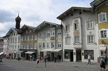 Marktstraße mit Zwiebelturm in Bad Tölz