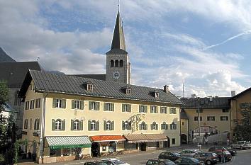 Rathausplatz mit Blick auf die Stiftskirche in Berchtesgaden