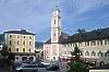 Rathausplatz mit Rathaus und Pfarrkirche