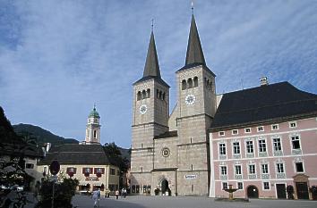 Schlossplatz mit Stiftskirche in Berchtesgaden