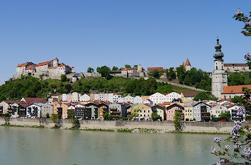 Blick über Salzach auf Stadt und Burg Burghausen