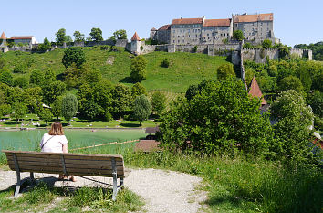 Blick auf Wöhrsee und Burg Burghausen