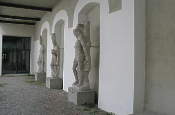 Skulpturen im Alten Schloss Herrenchiemsee