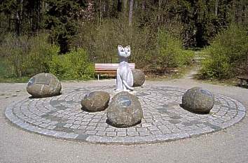 Katzenaugenskulptur im Park Theresienstein in Hof