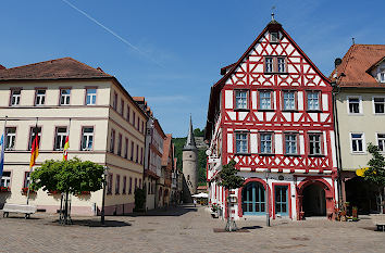 Marktplatz in Karlstadt mit Turm am Maintor