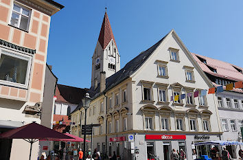 Kaiser-Max-Straße mit Kirchturm St. Martin in Kaufbeuren