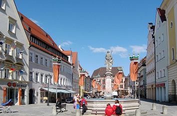 Kaiser-Max-Straße mit Neptunbrunnen in Kaufbeuren