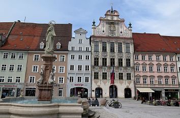 Marienbrunnen und Rathaus in Landsberg am Lech