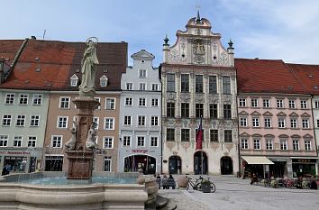 Marienbrunnen und Rathaus in Landsberg am Lech