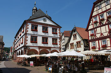 Unterer Marktplatz mit Rathaus in Lohr am Main