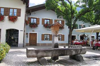 Brunnen am Obermarkt in Mittenwald