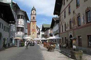 Mittenwald: Obermarkt mit Pfarrkirche St. Peter und Paul
