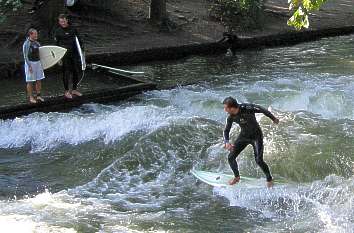 Surfer bzw. Wellenreiter auf dem Eisbach