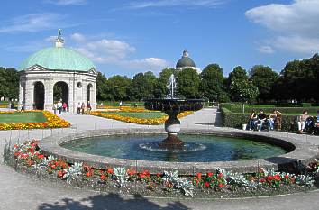 Brunnen und Pavillon Mitte Hofgarten München