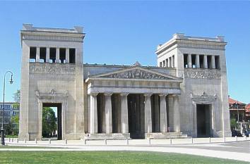 Propyläen am Königsplatz in München