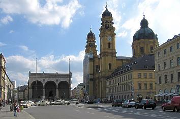 Odeonsplatz mit Feldherrnhalle und Theatinerkirche