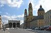 Odeonsplatz mit Feldherrnhalle und Theatinerkirche