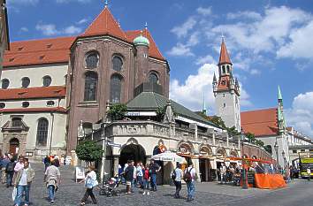 Viktualienmarkt: Kirche St. Peter und Turm Altes Rathaus